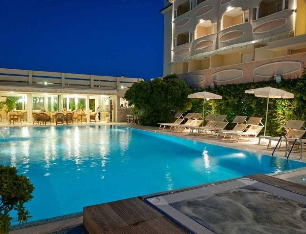 Hotel Derby Exclusive Милано Мартима Екстериор снимка