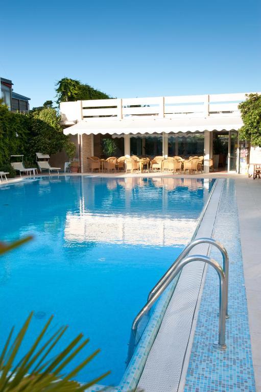Hotel Derby Exclusive Милано Мартима Екстериор снимка