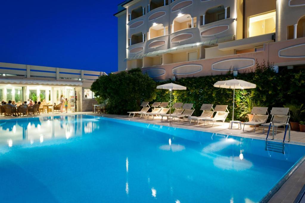 Hotel Derby Exclusive Милано Мартима Екстериор снимка